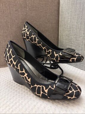 Bandolino BreezyLyt Size 9.5 Black Beige Giraffe-Print Wedge Pumps Patent